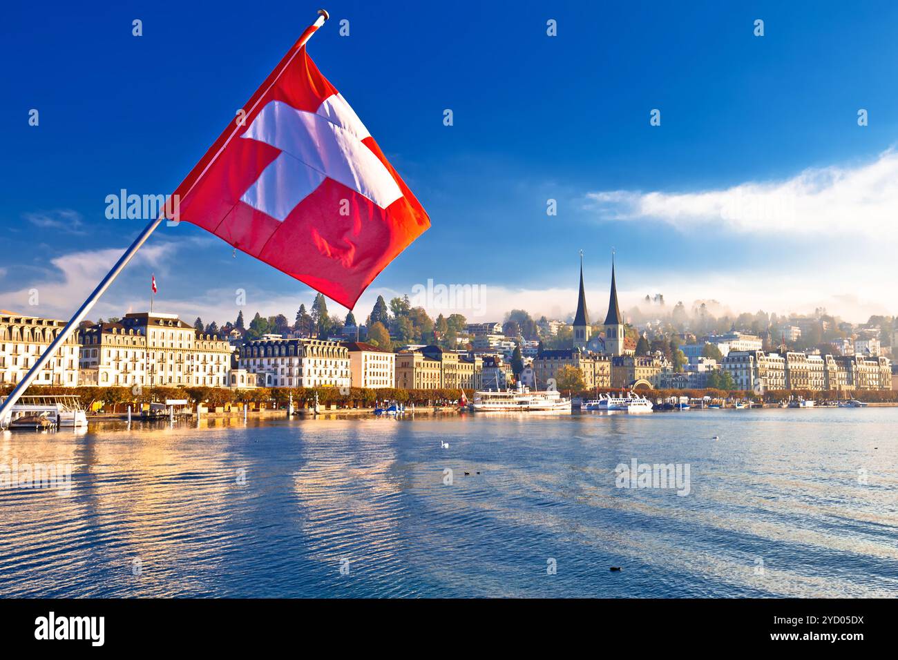 Vista mattutina sul lago di Lucerna e sul lungomare della città Foto Stock
