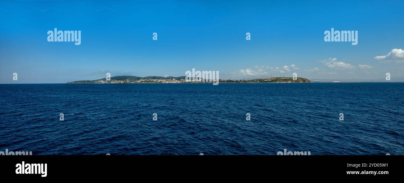 Isola d'Elba, Portoferraio, Italia dal traghetto Foto Stock