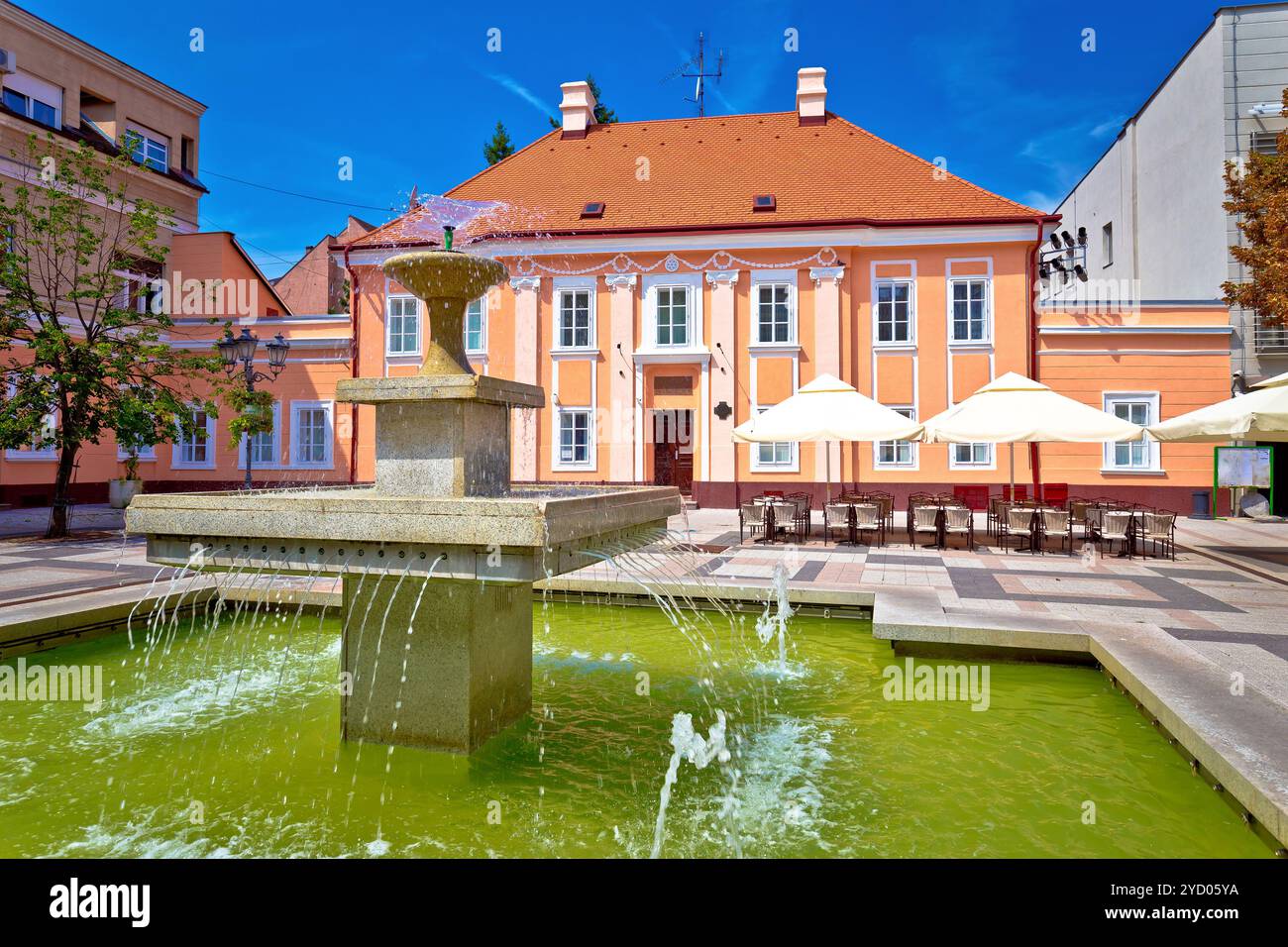 Vista su piazza Novi Sad e fontana verde Foto Stock