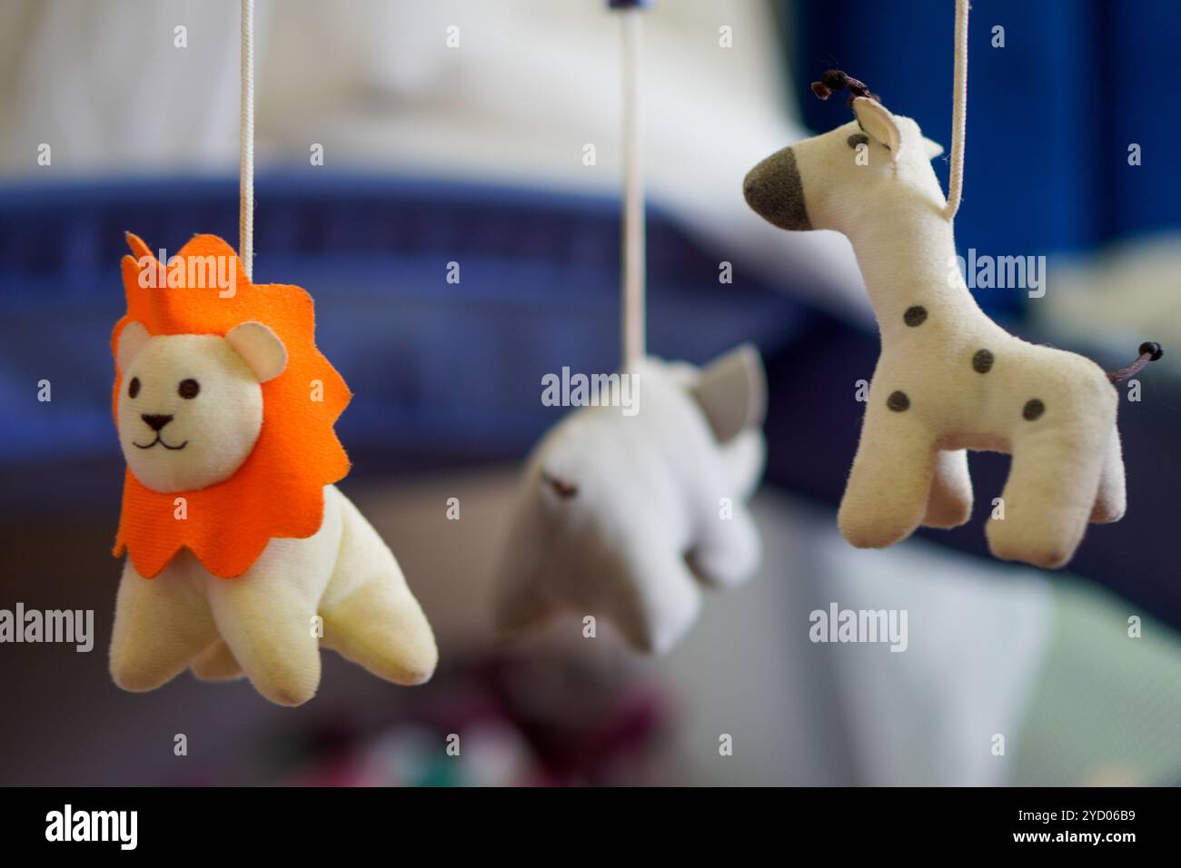 Un'incantevole sistemazione per la nursery con adorabili decorazioni di animali per una culla per bambini, creando un ambiente accogliente e divertente. I disegni stravaganti degli animali Foto Stock