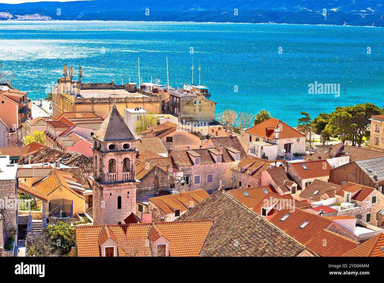 Vista panoramica sulla costa e sui tetti della città di Omis Foto Stock