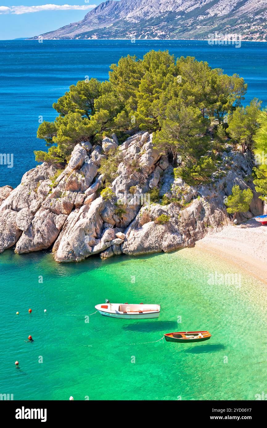 Idilliaca spiaggia color smeraldo e barche a Brela con vista verticale aerea Foto Stock