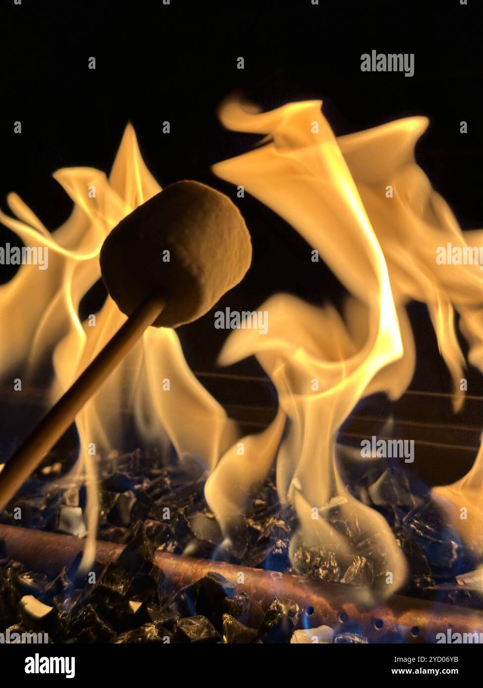 Trovare calore nel bagliore, un marshmallow alla volta. Foto Stock