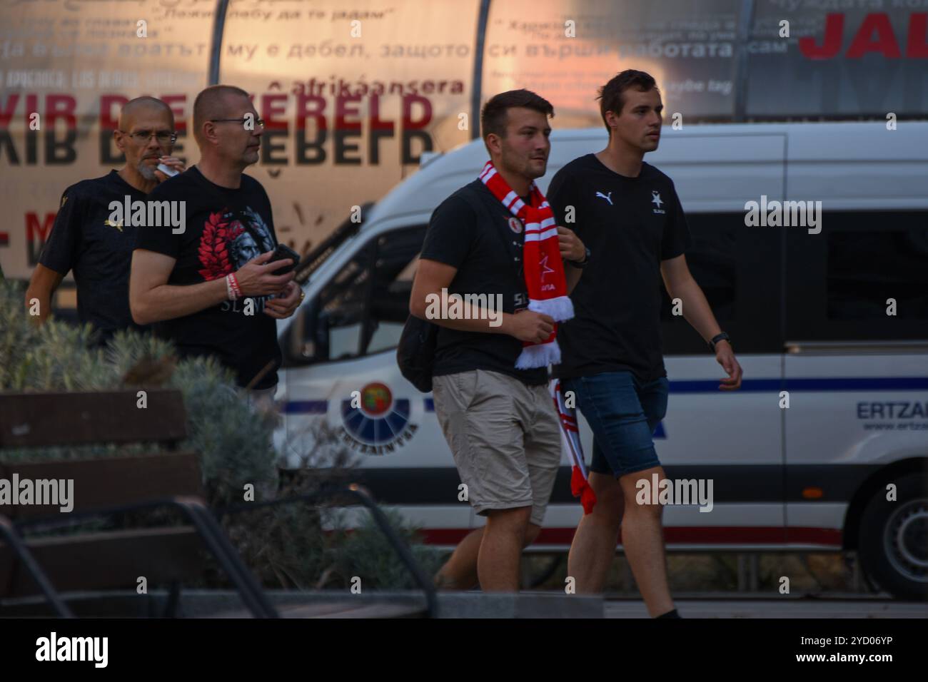 Bilbao, Spagna, 24 ottobre 2024: Diversi tifosi dello Slavia Praha camminano durante l'anteprima della partita UEFA Europa League tra Athletic Club e Slavia Praha, il 24 ottobre 2024, a Bilbao, Spagna. Crediti: Alberto Brevers / Alamy Live News. Foto Stock