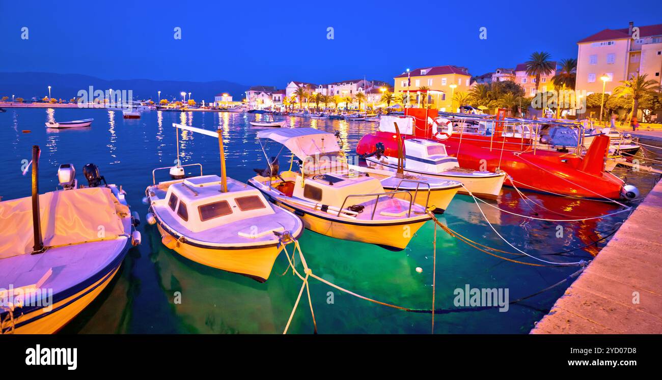 Supetar waterfront sera vista dal mare Foto Stock