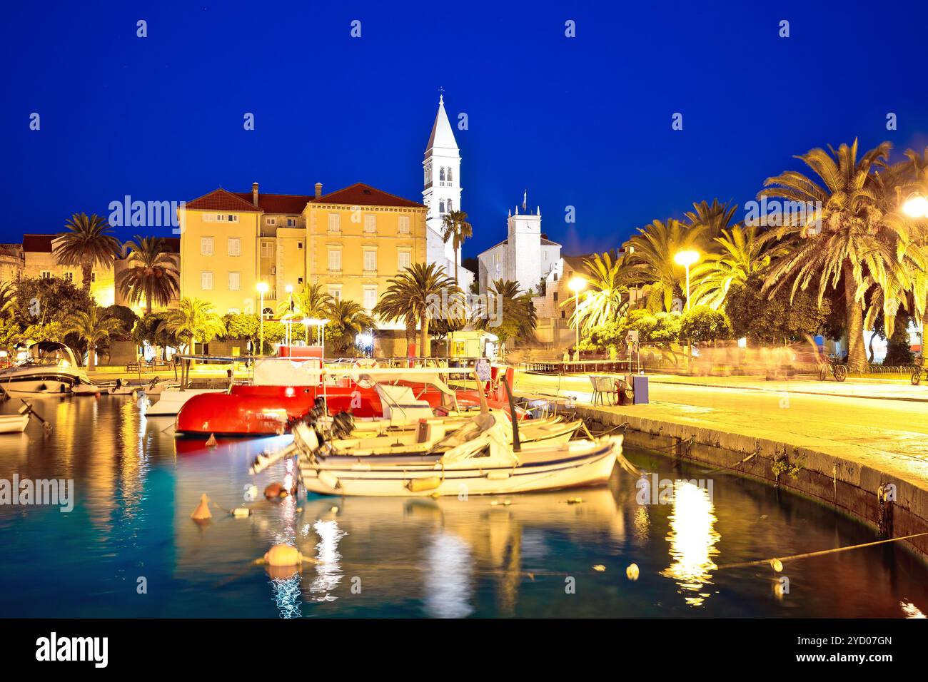 La città di San Pietro di Brazza waterfront vista serale Foto Stock
