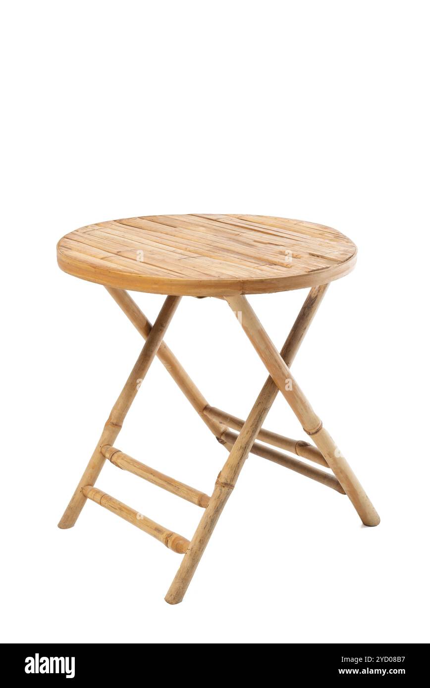 Tavolo da giardino rotondo in teak naturale isolato su sfondo bianco. Tavolo pieghevole in bambù. Foto Stock