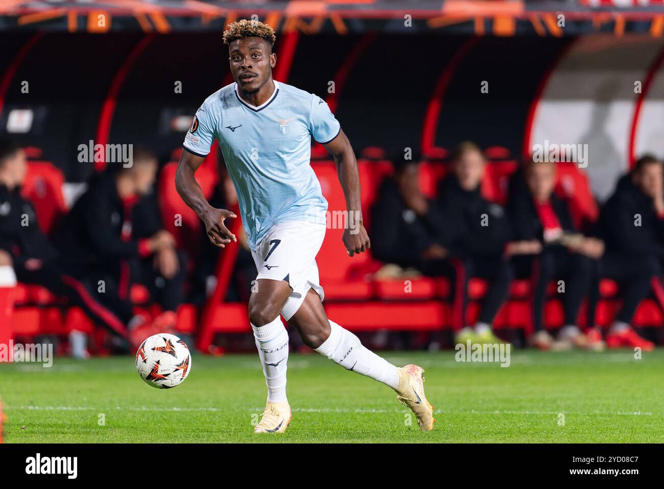 Enschede, Paesi Bassi. 24 ottobre 2024. ENSCHEDE, PAESI BASSI - 24 OTTOBRE: Il Fisayo Dele-Bashiru della SS Lazio corre con la palla durante la fase MD3 di UEFA Europa League 2024/25 tra FC Twente e S.S. Lazio allo stadio FC Twente il 24 ottobre 2024 a Enschede, Paesi Bassi. (Foto di Joris Verwijst/Orange Pictures) credito: Orange Pics BV/Alamy Live News Foto Stock