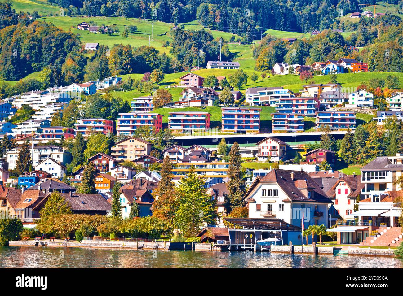 Moderna vista sul lago del villaggio svizzero Foto Stock