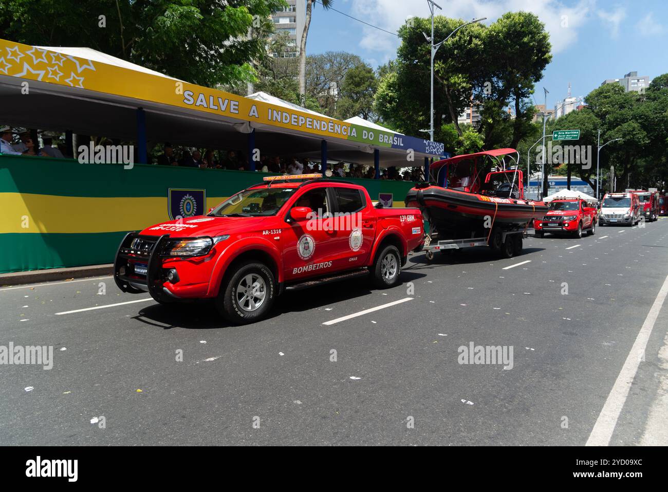 Salvador, Bahia, Brasile - 7 settembre 2024: Vista di una parata di soccorso in mare e auto dei vigili del fuoco durante il giorno dell'indipendenza brasiliana nella città di Salvad Foto Stock