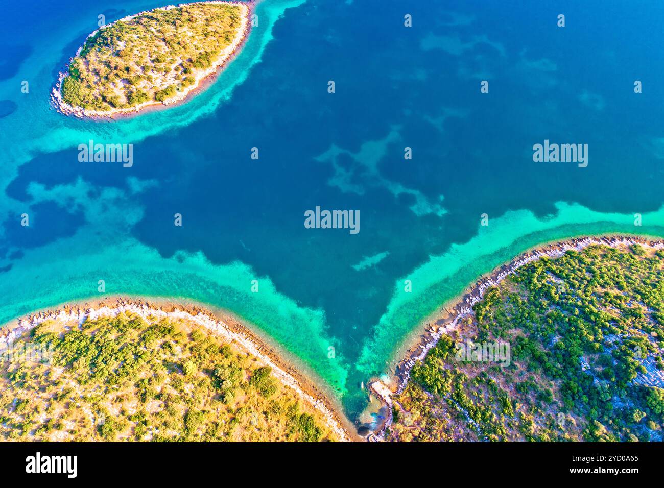 Vista aerea della baia dell'isola mediterranea Foto Stock