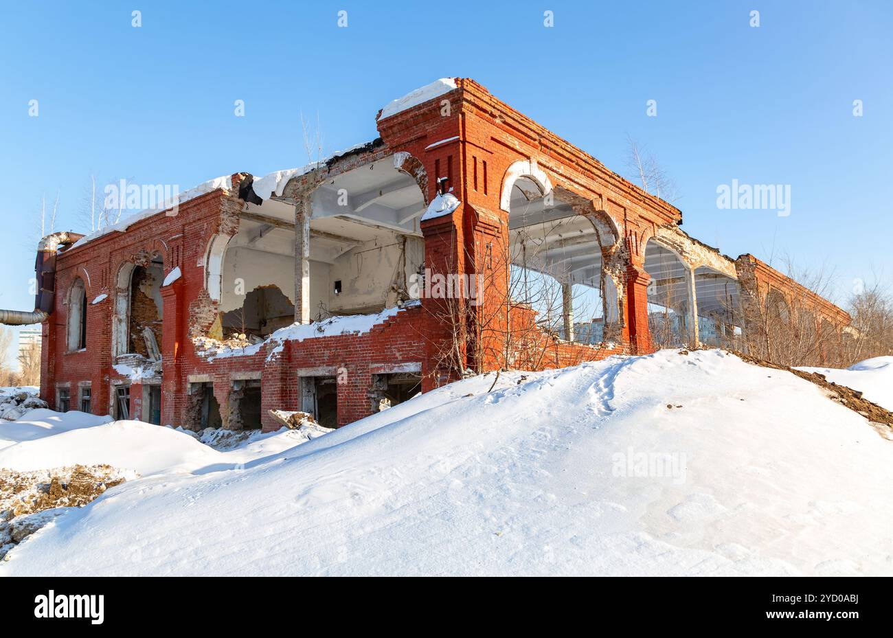 Vecchio edificio abbandonato e distrutto da mattoni rossi Foto Stock