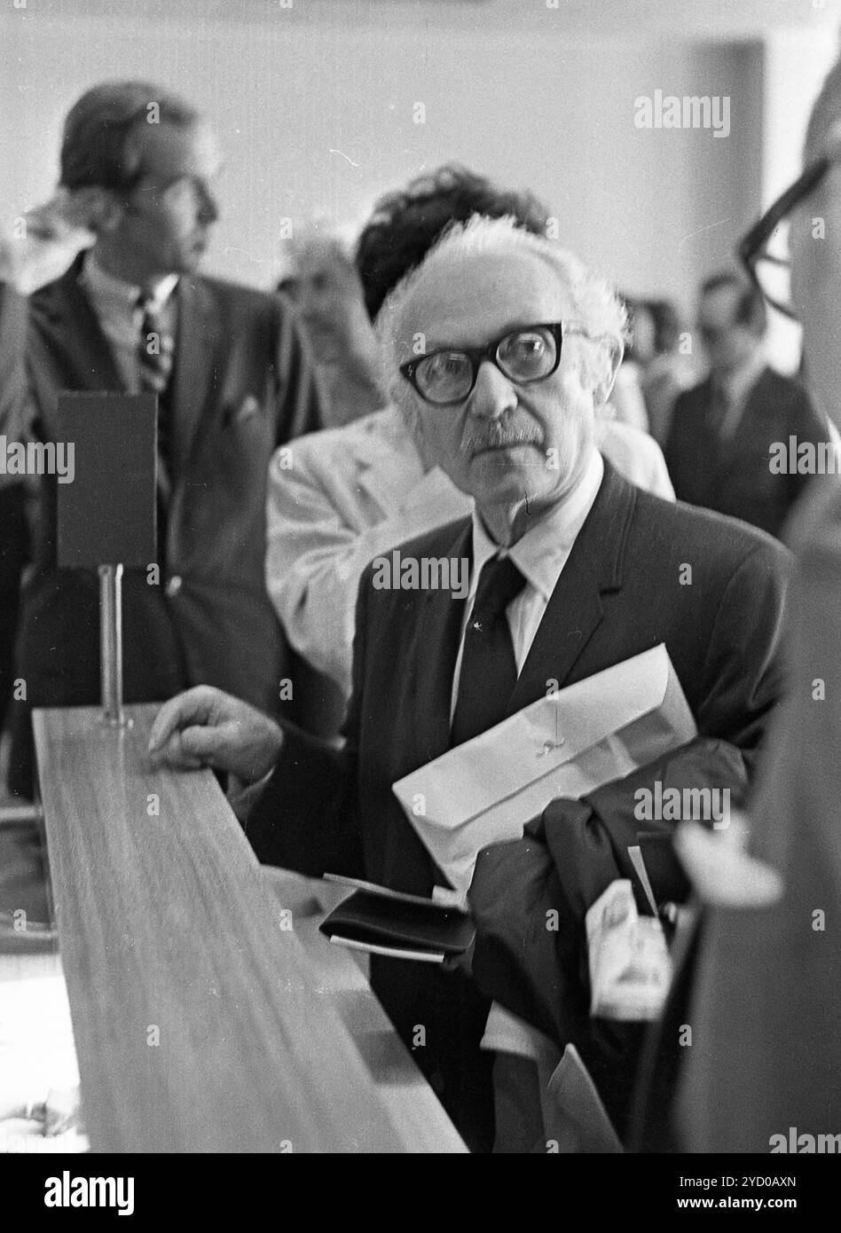 L'attore e professore di teatro ucraino-americano Lee Strasberg arriva all'aeroporto di Ezeiza, Buenos Aires, Argentina, 5 marzo 1970. Foto Stock