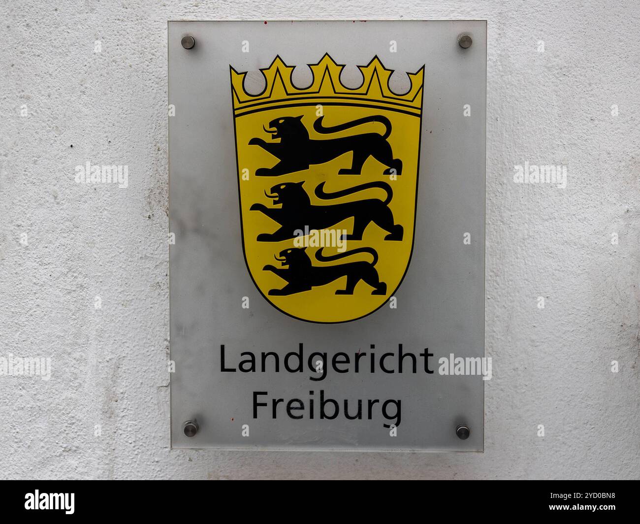 Justizbehörden a Friburgo, 23.10.2024 Wappen von Baden-Württemberg mit drei schwarzen Löwen auf einem gelben Schild, darunter der Schriftzug Landgericht Freiburg im Breisgau Altstadt Baden-Württemberg Deutschland *** autorità giudiziarie di Friburgo, 23 10 2024 stemma del Baden Württemberg con tre leoni neri su scudo giallo, sotto l'iscrizione Landgericht Freiburg Freiburg Freiburg Freiburg Freiburg Württemberg 20241023-V4000 Germania Foto Stock