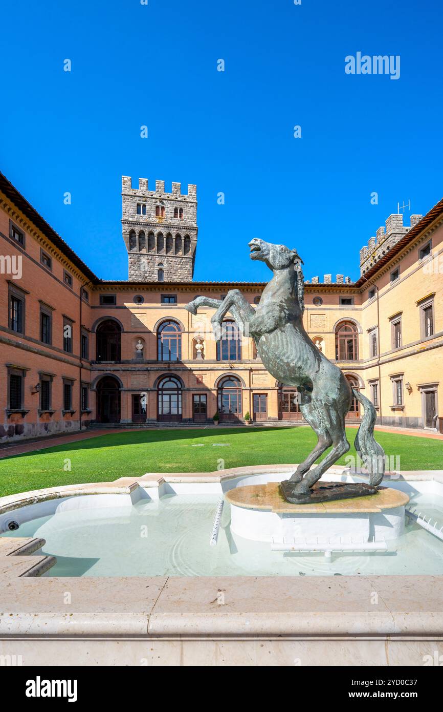 Statua del cavallo Tony Bin, Castello di Torre Alfina, Torre Alfina, Virerbo, Lazio, Italia Foto Stock