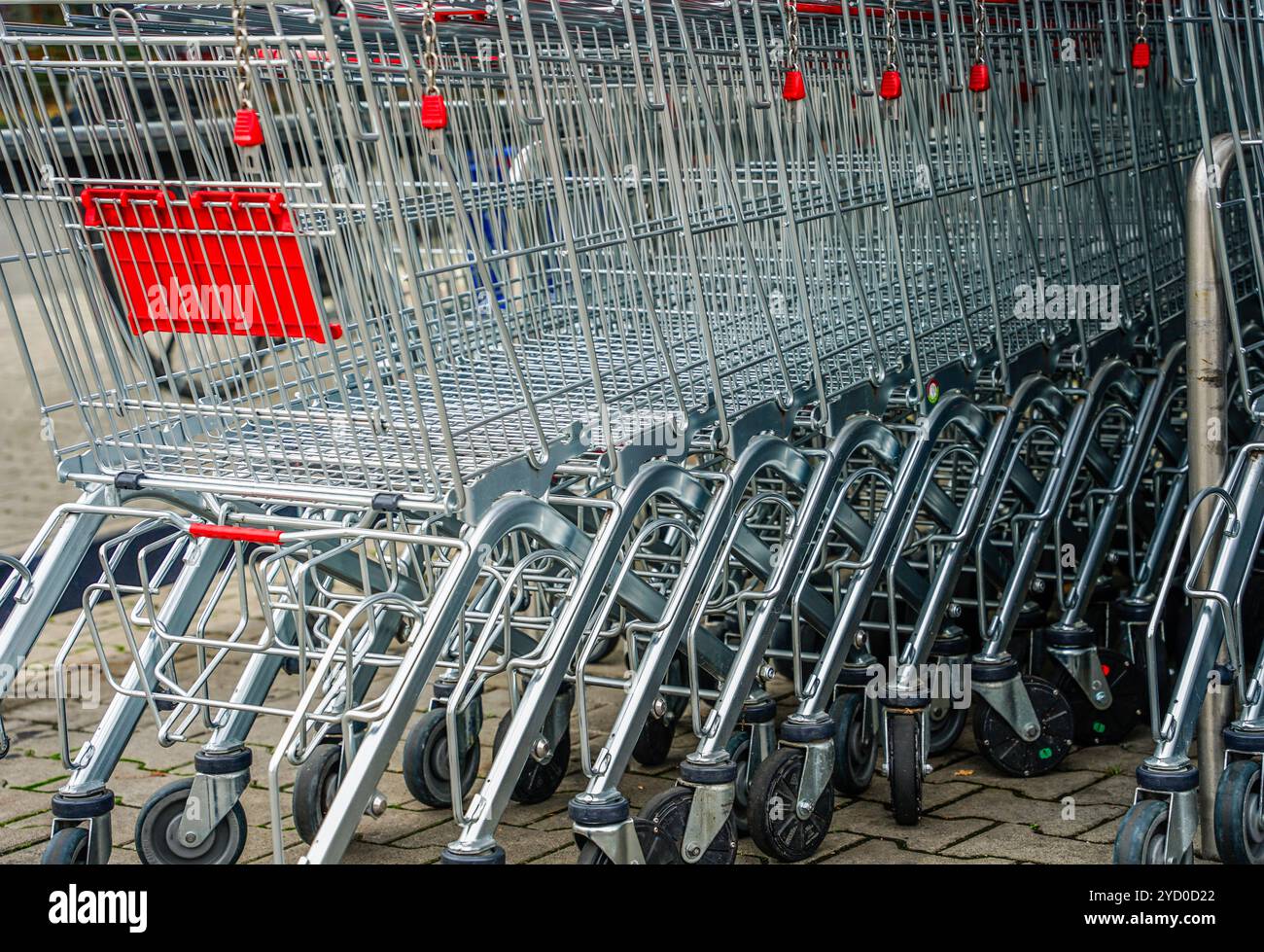 Carrelli vuoti di fila fuori da un supermercato Foto Stock