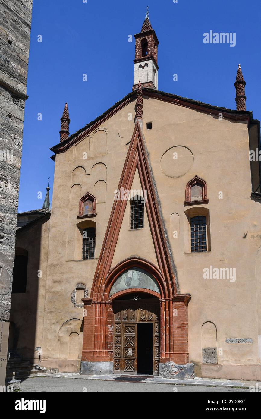 Facciata della Collegiata di Sant'Orso (XI-XV sec.), in stile tardo gotico, contro il cielo azzurro in estate, Aosta, Valle d'Aosta, Italia Foto Stock