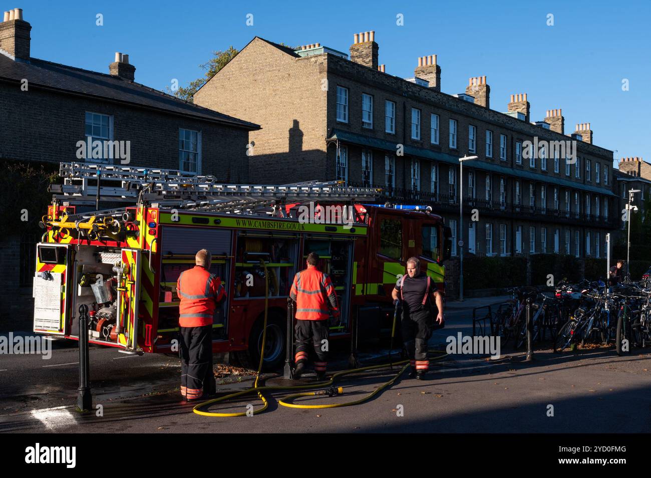 Cambridge, Regno Unito. 24 ottobre 2024. I vigili del fuoco sono visti mettere le loro attrezzature prima di lasciare la scena. I vigili del fuoco sono stati chiamati all'University Arms Hotel in Regent Street alle 12:35. Credito: SOPA Images Limited/Alamy Live News Foto Stock