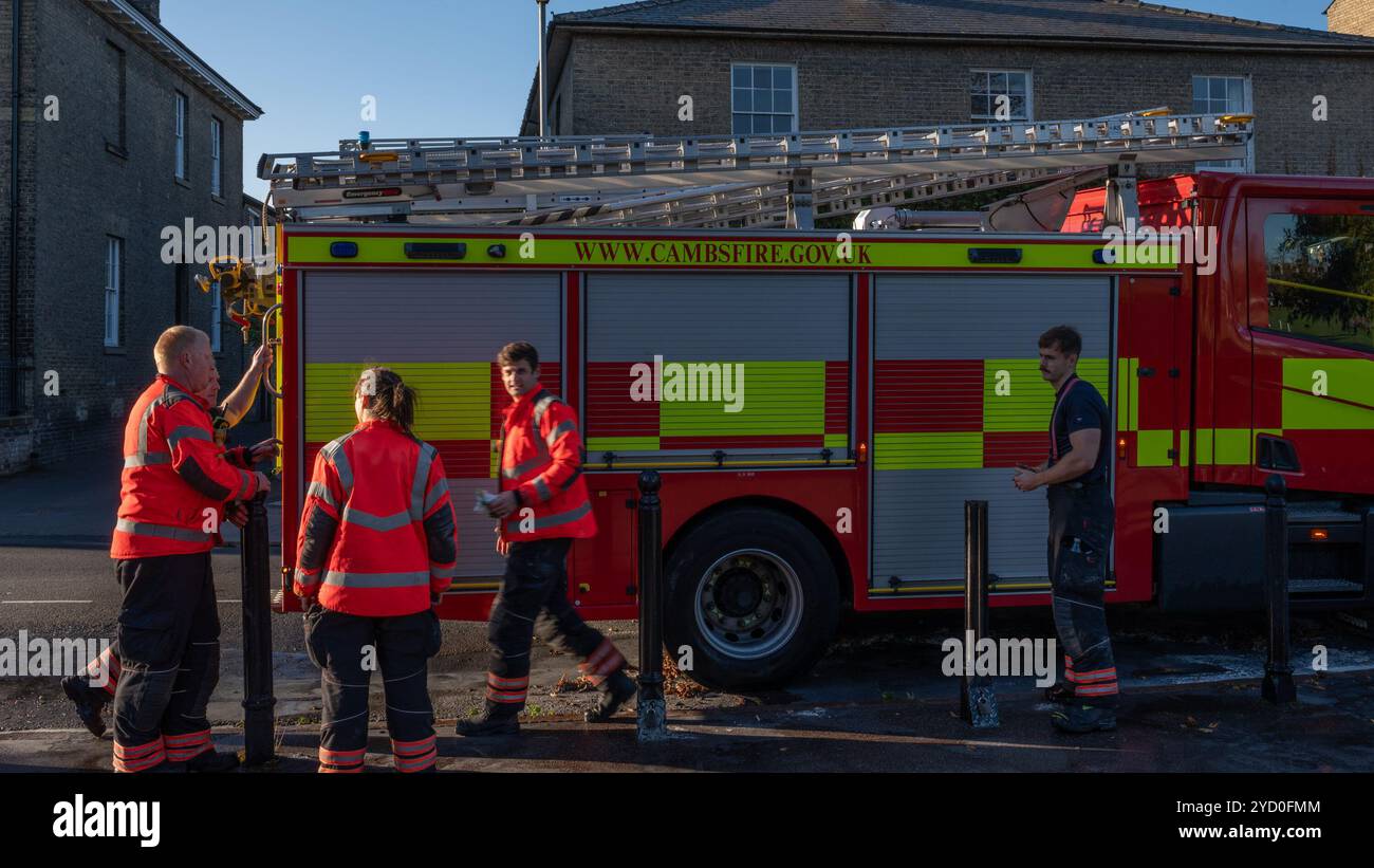 Cambridge, Regno Unito. 24 ottobre 2024. I vigili del fuoco sono visti mettere le loro attrezzature in valigia prima di lasciare la scena dell'incidente. I vigili del fuoco sono stati chiamati all'University Arms Hotel in Regent Street alle 12:35. Credito: SOPA Images Limited/Alamy Live News Foto Stock