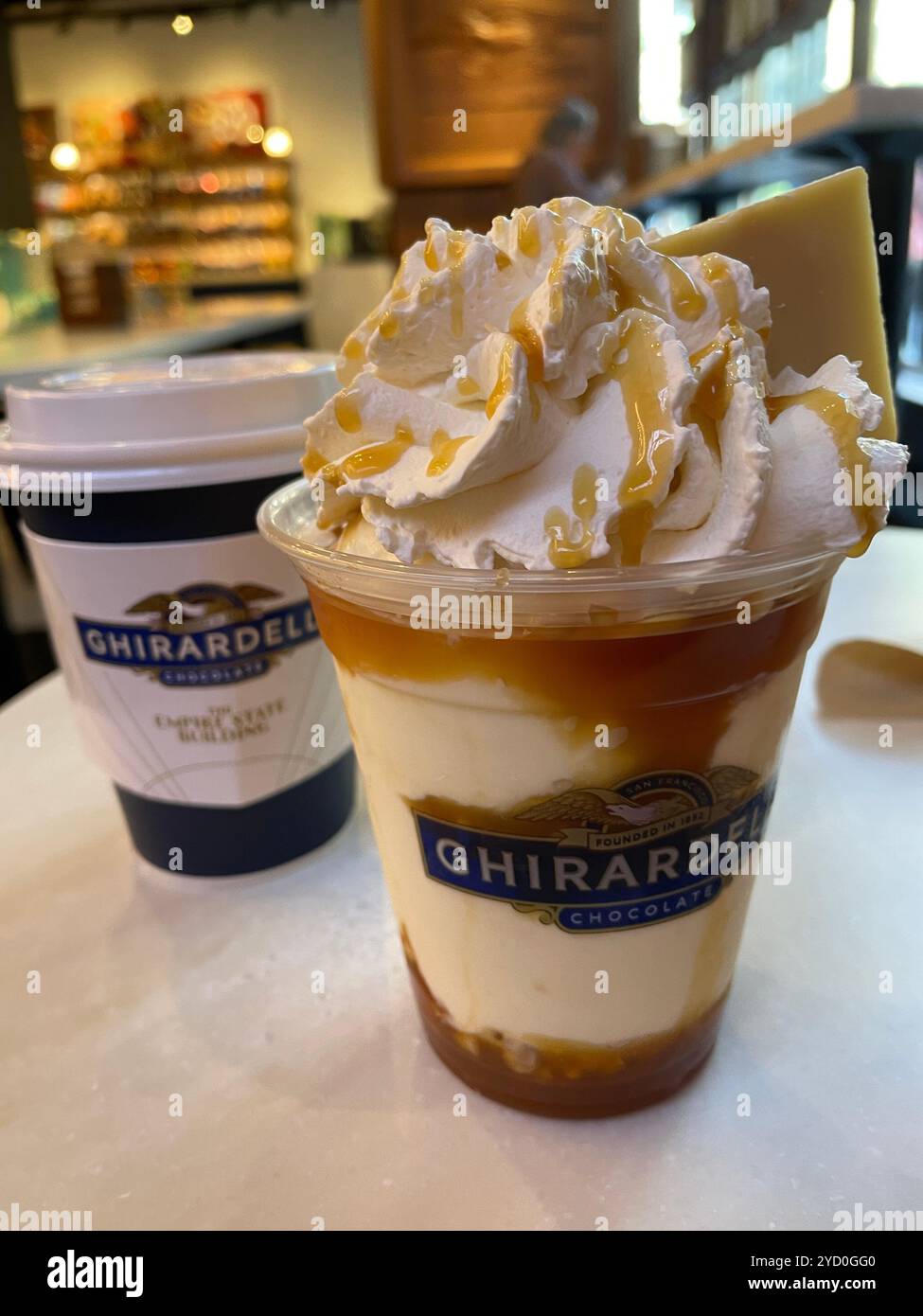 Una Ghirardelli Chocolate & Ice Cream Shop ha aperto nell'Empire State Building a New York City, 2024, USA - Immagine stock catturata con smartphone