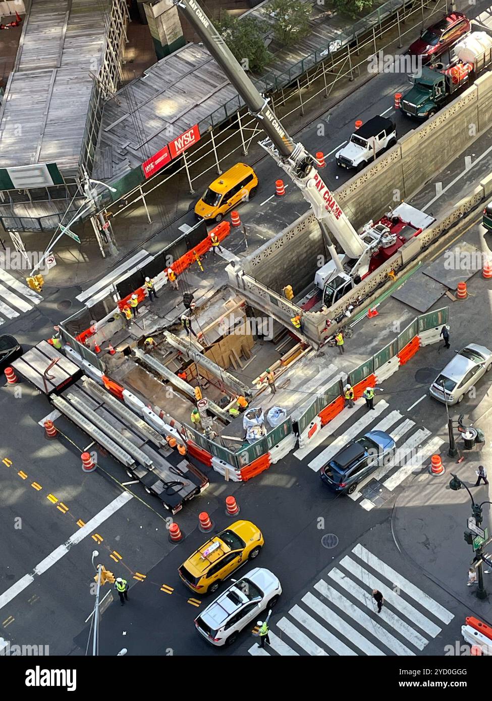 Miglioramenti infrastrutturali nel parco Avenue Median su E. 34th St., 2024, New York City, Stati Uniti - Immagine stock catturata con smartphone