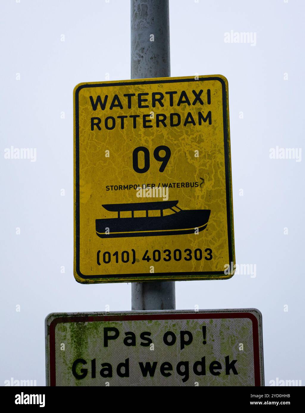 Cartello giallo che indica la fermata del taxi d'acqua. Foto Stock