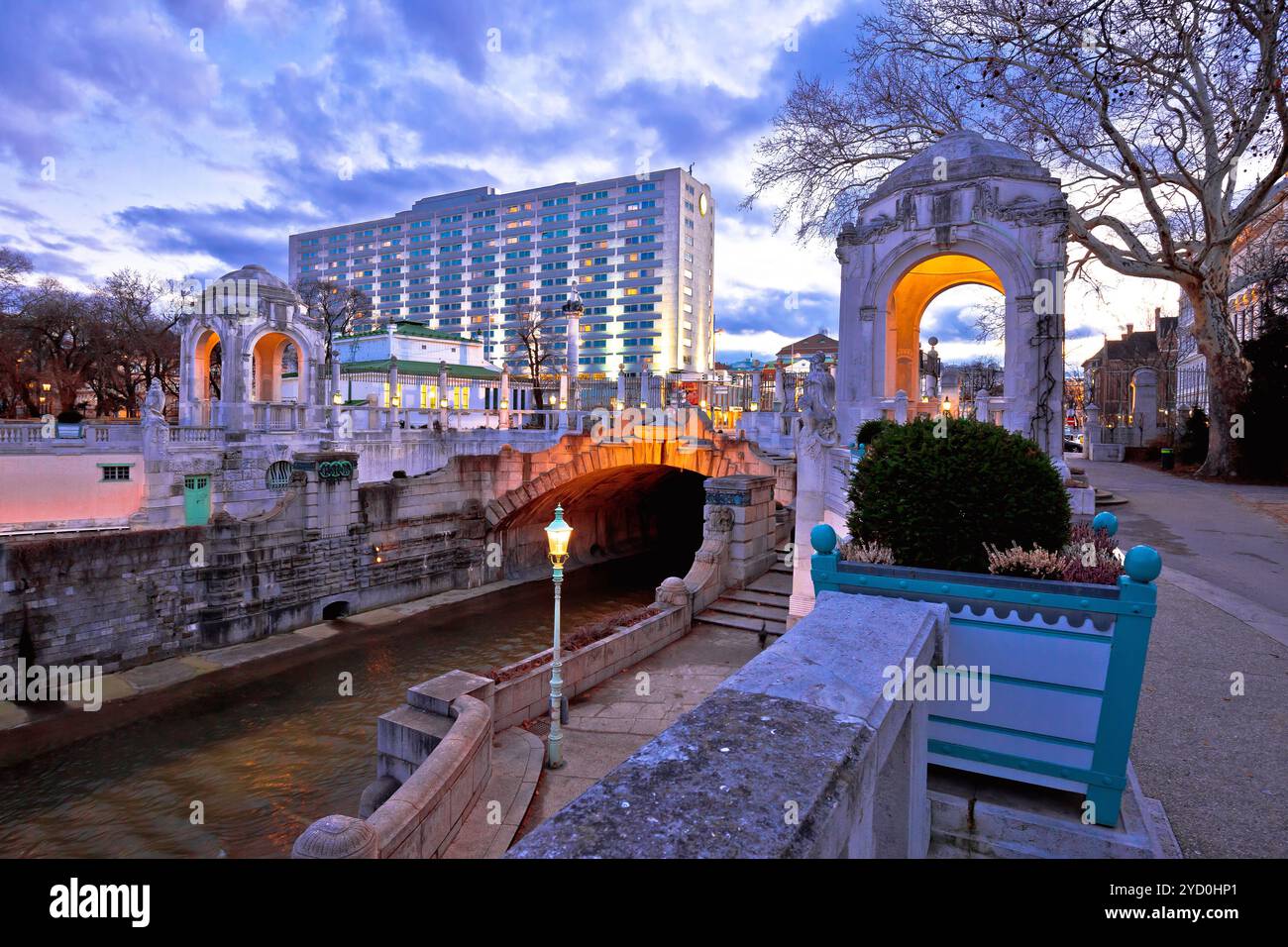 Vienna Stadtpark, architettura monumentale e vista sul crepuscolo del fiume Foto Stock