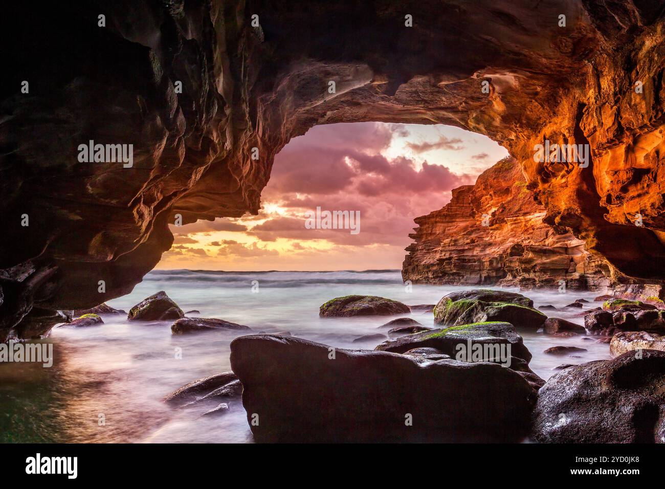 Vista sull'oceano dall'interno della grotta marina Foto Stock