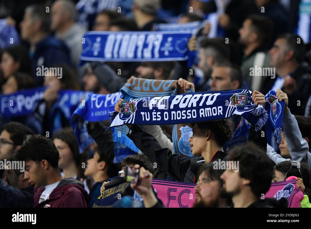 Porto, Portogallo. 24 ottobre 2024. Dragao Stadium, Europa League 2024/2025, FC Porto contro Hoffenheim; FC Porto tifosi, durante la partita UEFA Europa League 2024/2025 tra FC Porto e Hoffenheim al Dragao Stadium di Porto il 24 ottobre 2024. Foto: Daniel Castro/DiaEsportivo/Alamy Live News crediti: DiaEsportivo/Alamy Live News Foto Stock