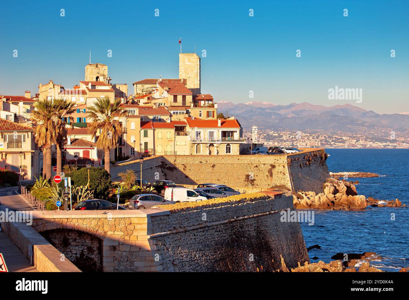 Antibes centro storico lungomare e vista punti di riferimento, famosa destinazione in Costa Azzurra, Francia Foto Stock