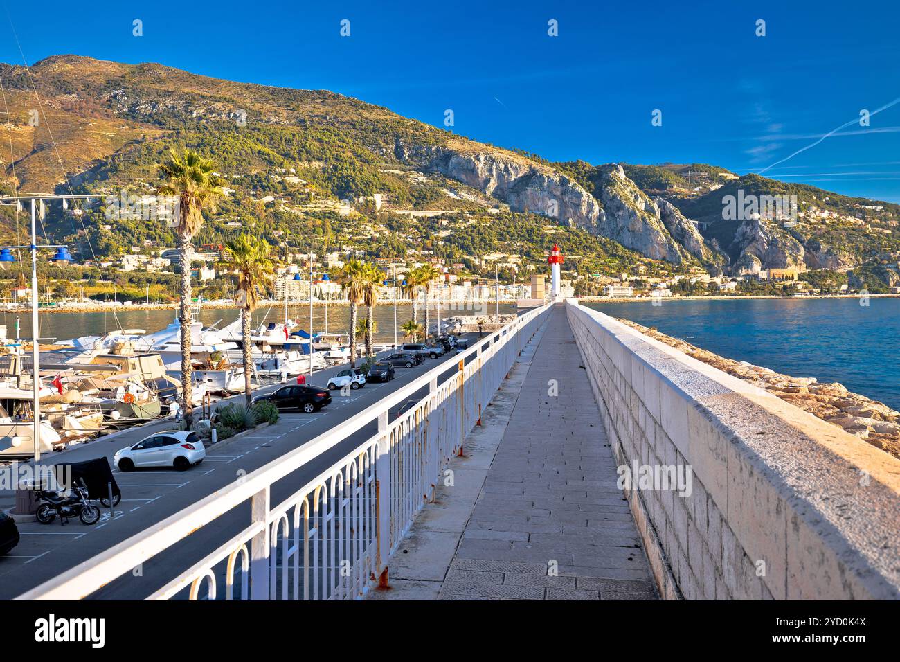 Colorata città della Costa Azzurra di Mentone, con vista sulla spiaggia e sull'architettura, confine tra Francia e Italia Foto Stock