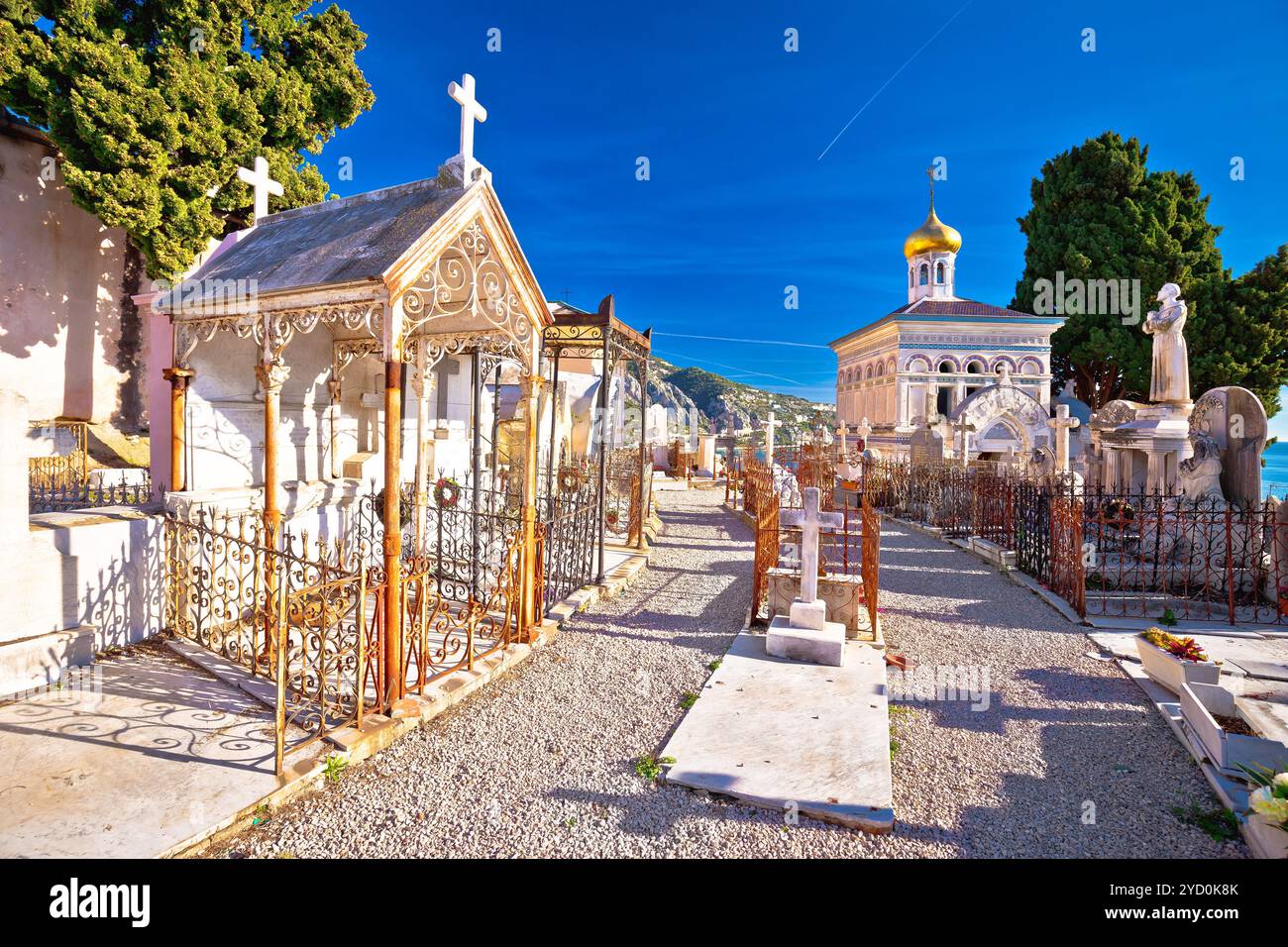 Cimitero storico nella città di Mentone con vista sul passaggio pedonale Foto Stock