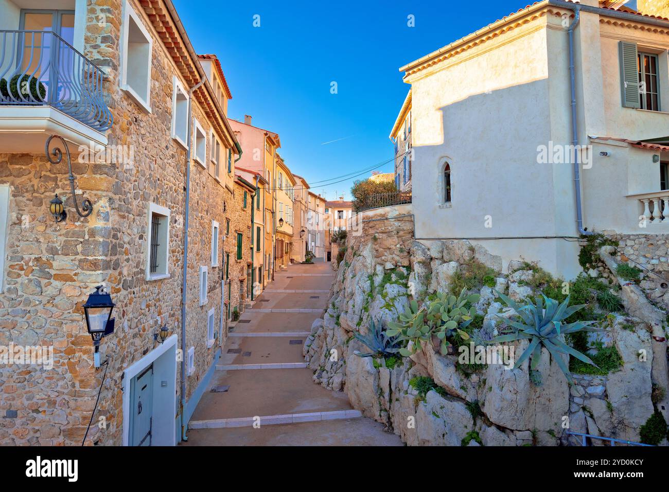 Vista sulla strada mediterranea in pietra di Antibes Foto Stock