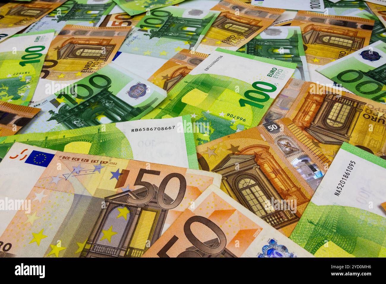 Un sacco di soldi sul tavolo Banknote background EURO. Ricchi, ricchi, indipendenti, soldi da bruciare, dubai. Foto Stock