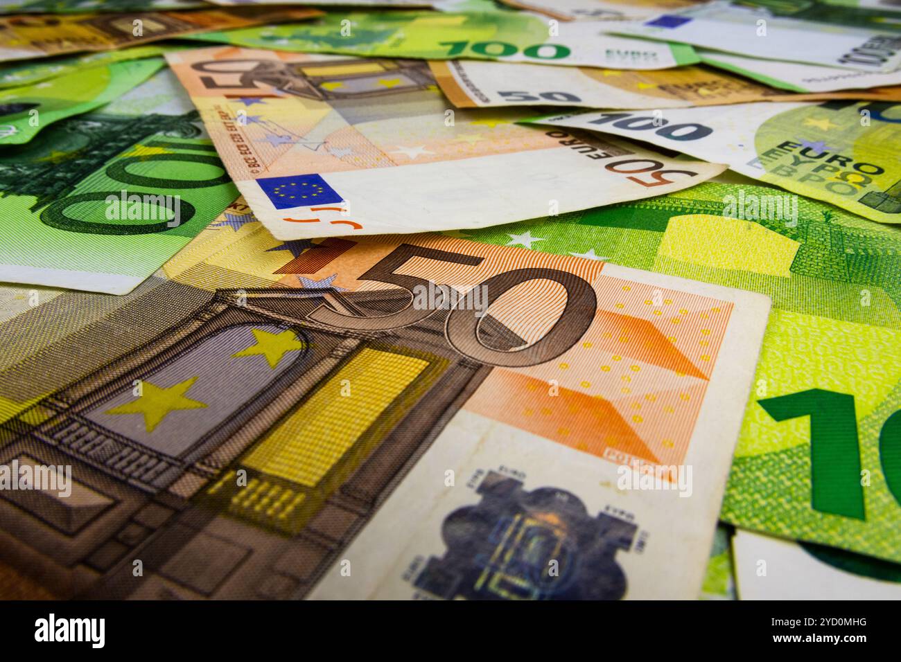 Banconote di fondo EURO Molta moneta sulla tavola. Sfondo delle banconote. Ricchi, ricchi, indipendenti, soldi da bruciare, dubai. Foto Stock