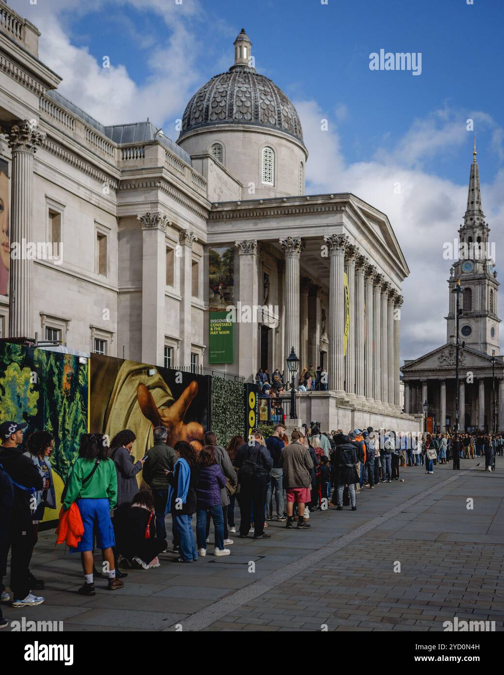 Gli amanti dell'arte e i turisti fanno la fila fuori dalla National Gallery di Londra. Foto Stock