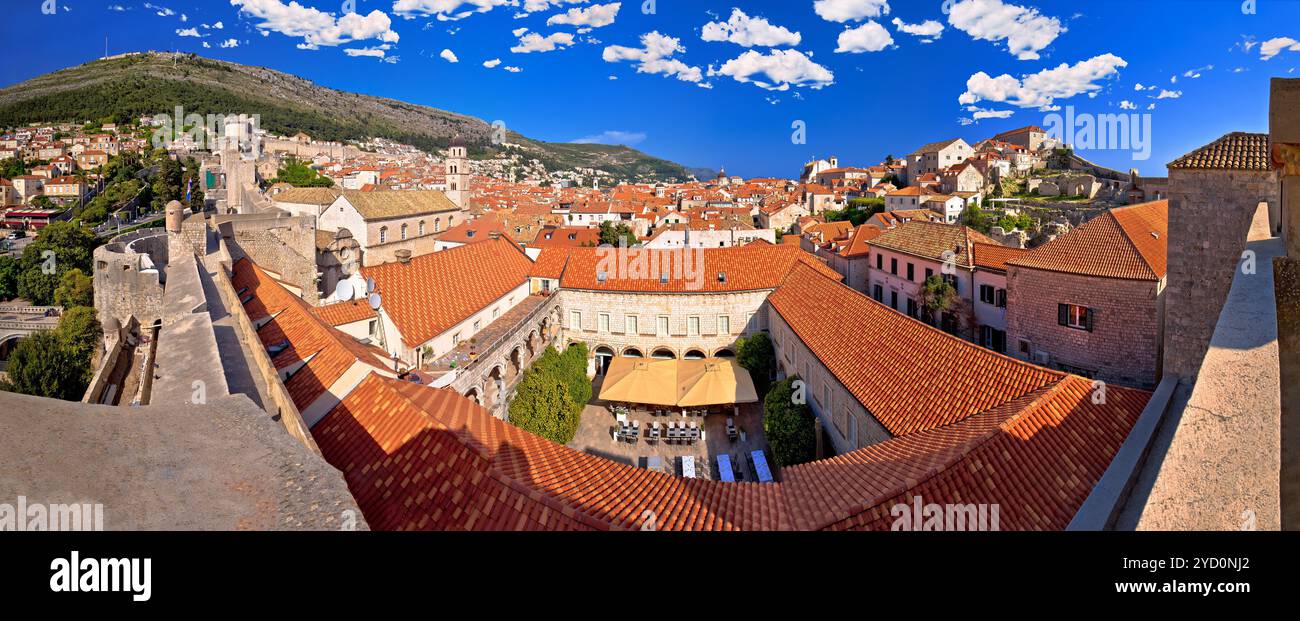 Vista panoramica della città storica di Dubrovnik dalle mura Foto Stock