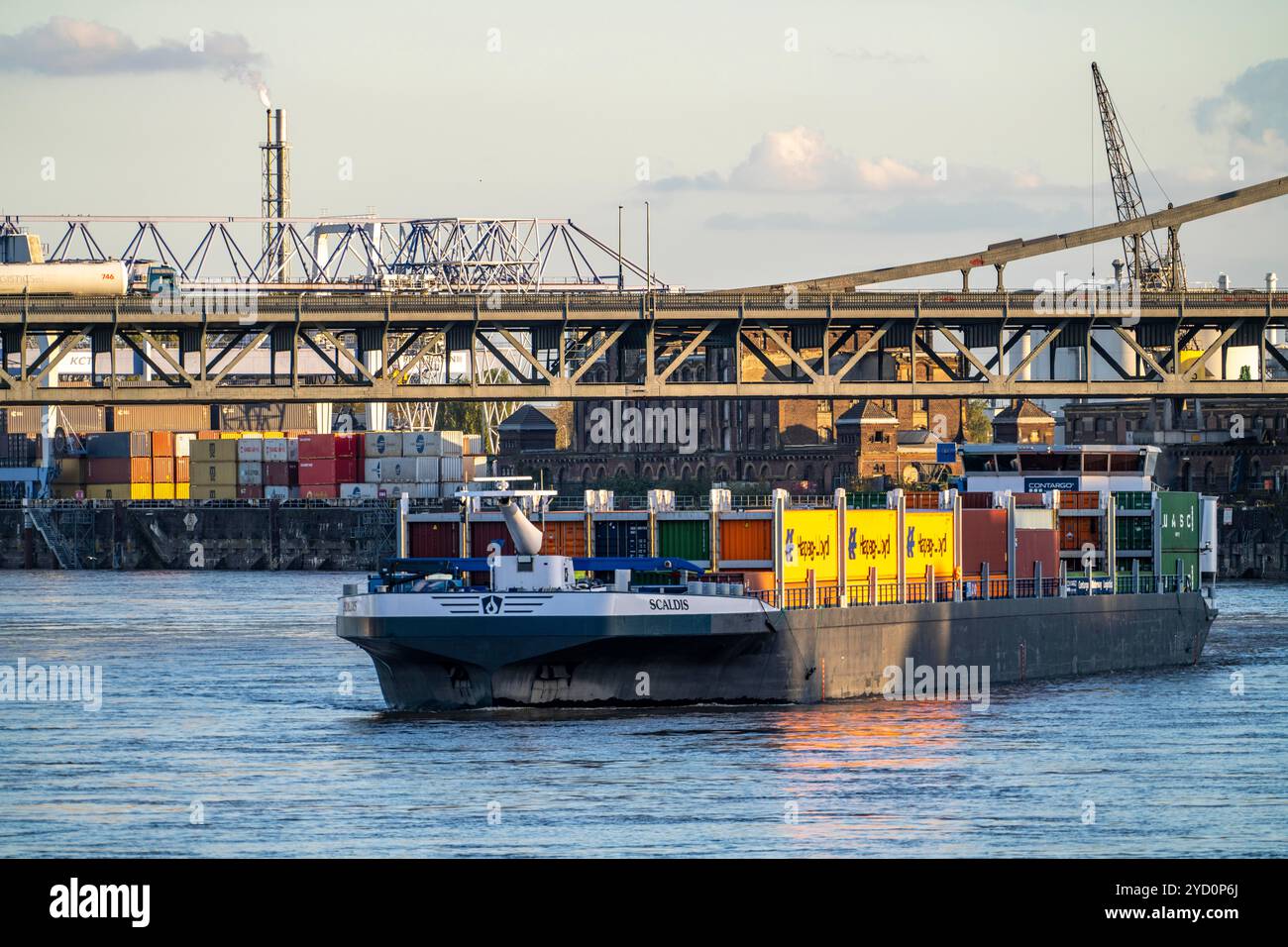 Nave da carico, cargo container, ponte Krefeld-Uerdingen sul Reno, vicino a Krefeld-Uerdingen, NRW, Germania, Foto Stock