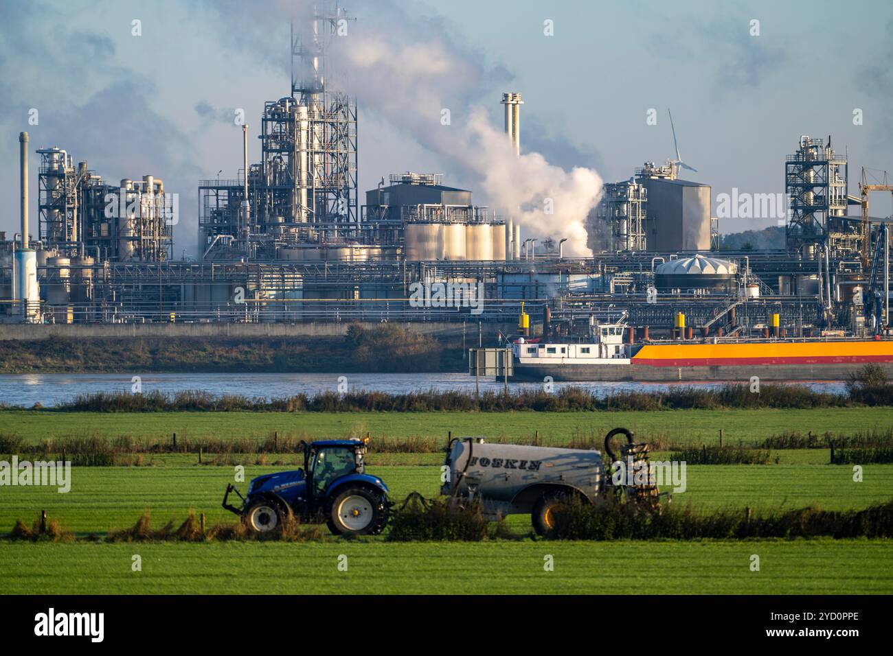 Nave da carico sul Reno nei pressi di Emmerich, Kao Chemicals Scenic, specializzata in tensioattivi, KLK, pascoli del Reno sinistro, trattore, applicazione liquami, abbassamento Foto Stock