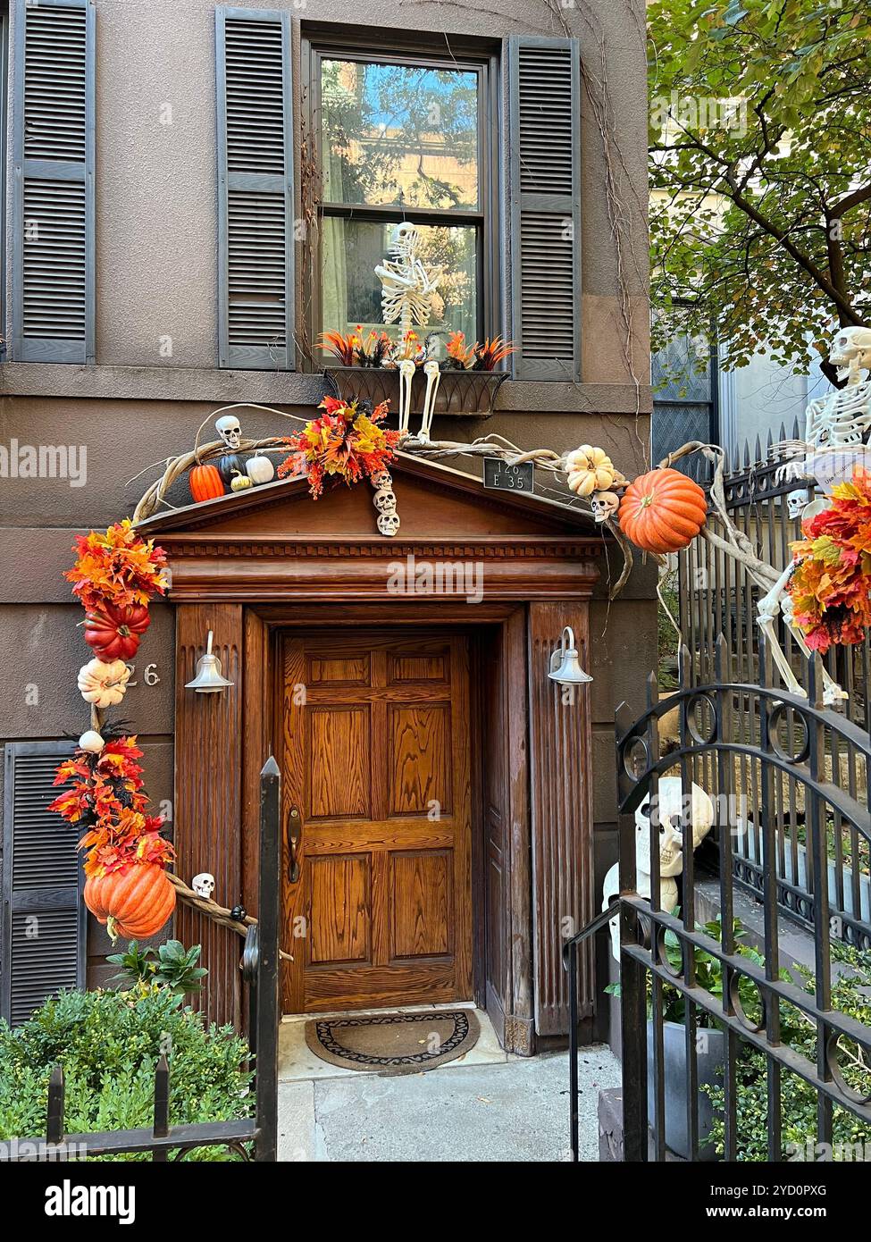 Veranda decorata di Halloween a New York Foto Stock