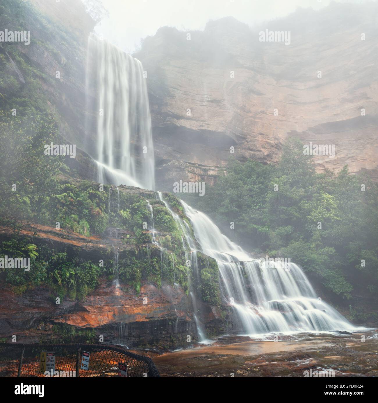 Le cascate nebbiose cadono giù dalle scogliere Foto Stock