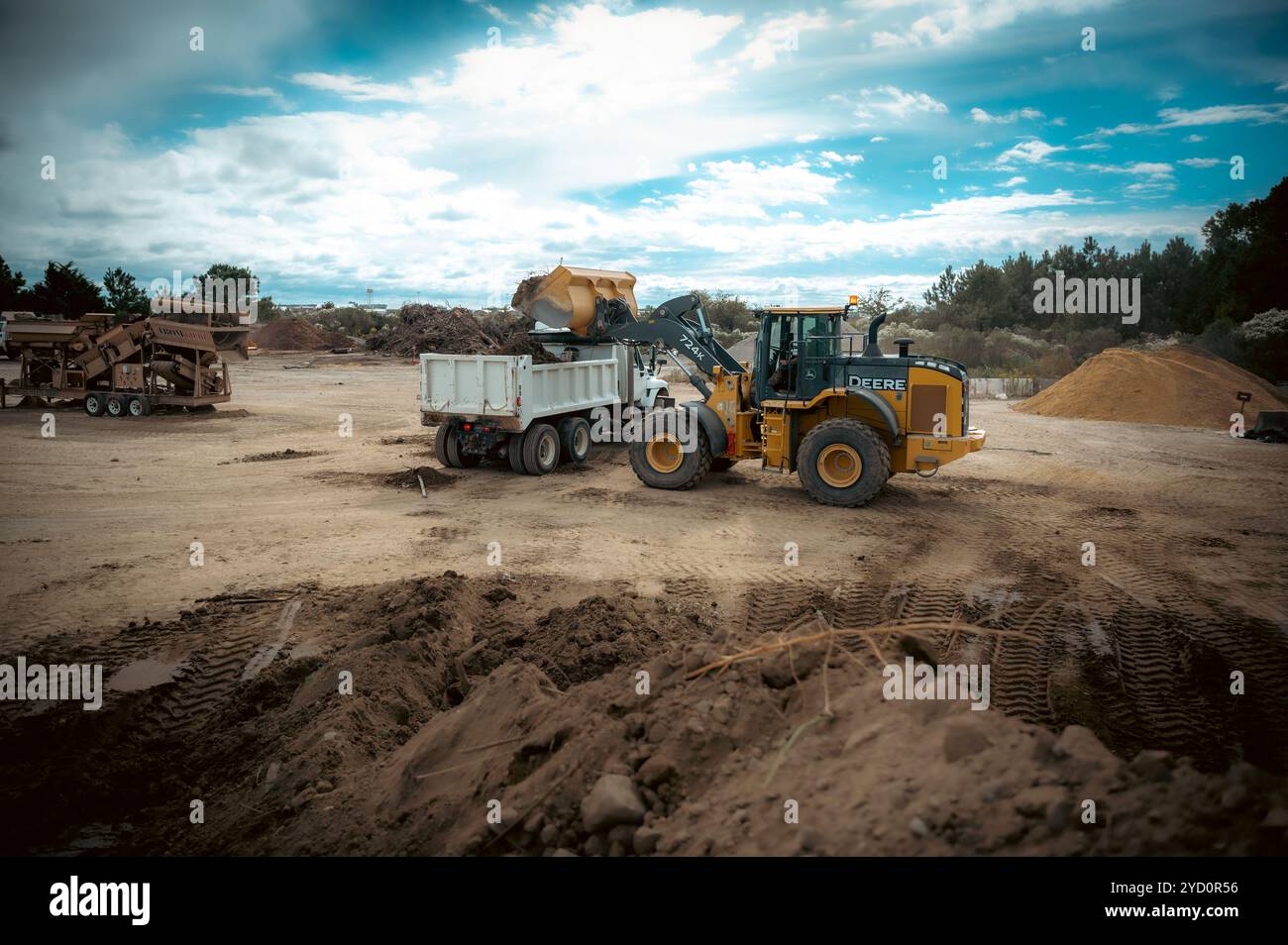 Un caricatore frontale riempie un dumper durante un esercizio di bivacco presso Joint base Langley-Eustis, Virginia, 15 ottobre 2024. L'esercitazione di bivacco ha addestrato gli aviatori statunitensi in più discipline, una delle quali è il funzionamento di macchinari pesanti, assicurando che gli aviatori di una serie di lavori possano operare sotto ruoli e responsabilità imprevisti durante l'implementazione. (Foto U.S. Air Force di Ian Sullens, Senior Airman) Foto Stock