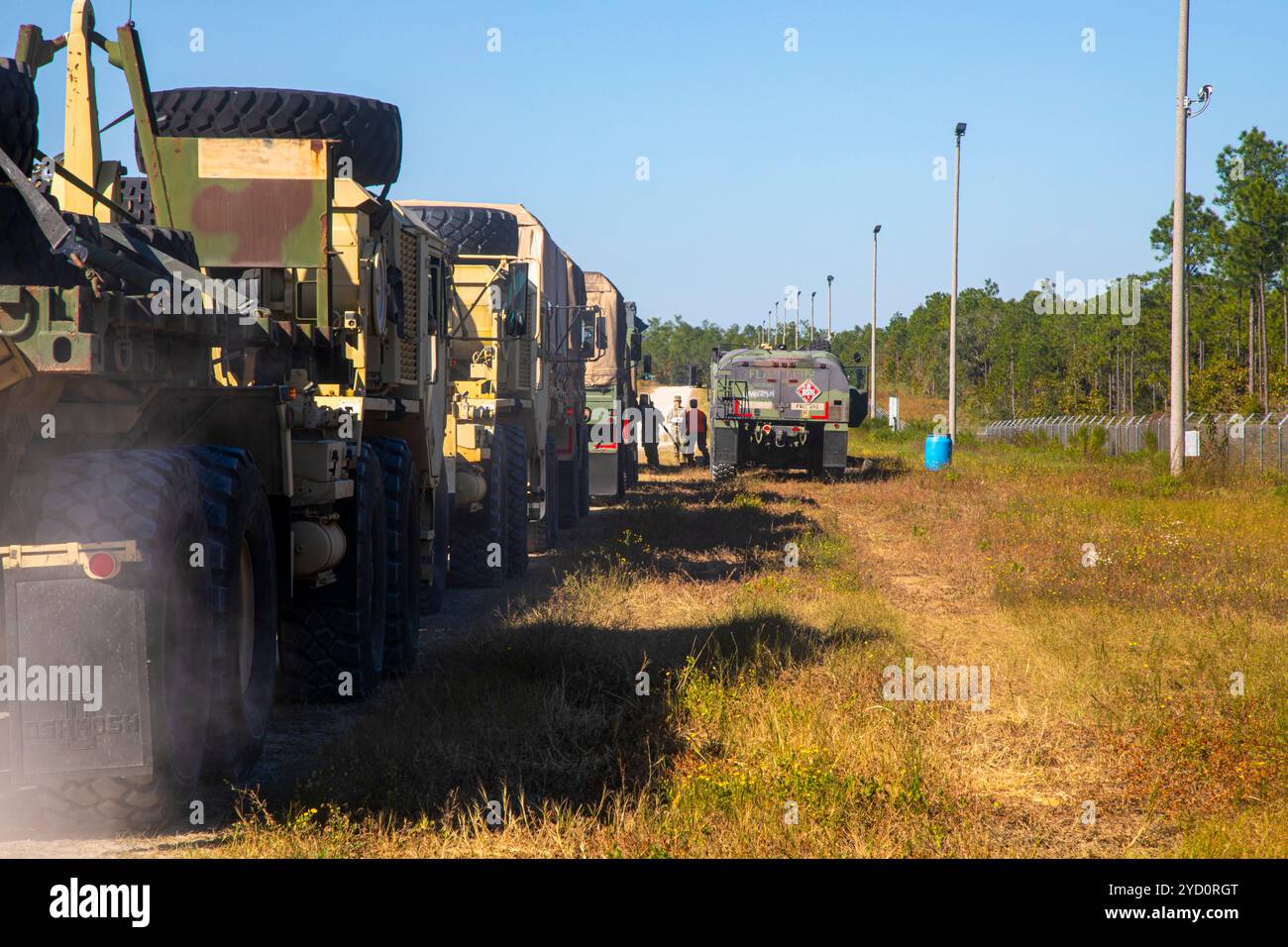 I soldati della Louisiana National Guard riempiono veicoli militari fino a Camp 'Bull' Simons, Florida, 21 ottobre 2024, dopo aver completato gli sforzi di rilascio dell'uragano per l'uragano Milton. L'unità è andata in scena a 7SFG(A) prima di tornare a casa, seguendo il loro sostegno con operazioni di recupero nelle comunità colpite. (Foto dell'esercito degli Stati Uniti di staff Sgt. Christopher Stevenson) Foto Stock
