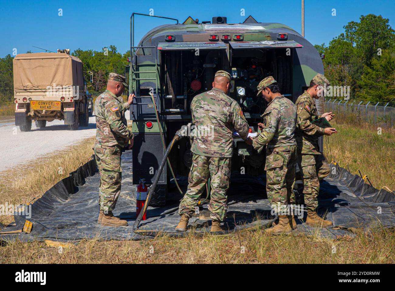 I soldati della Louisiana National Guard riempiono veicoli militari fino a Camp 'Bull' Simons, Florida, 21 ottobre 2024, dopo aver completato gli sforzi di rilascio dell'uragano per l'uragano Milton. L'unità è andata in scena a 7SFG(A) prima di tornare a casa, seguendo il loro sostegno con operazioni di recupero nelle comunità colpite. (Foto dell'esercito degli Stati Uniti di staff Sgt. Christopher Stevenson) Foto Stock
