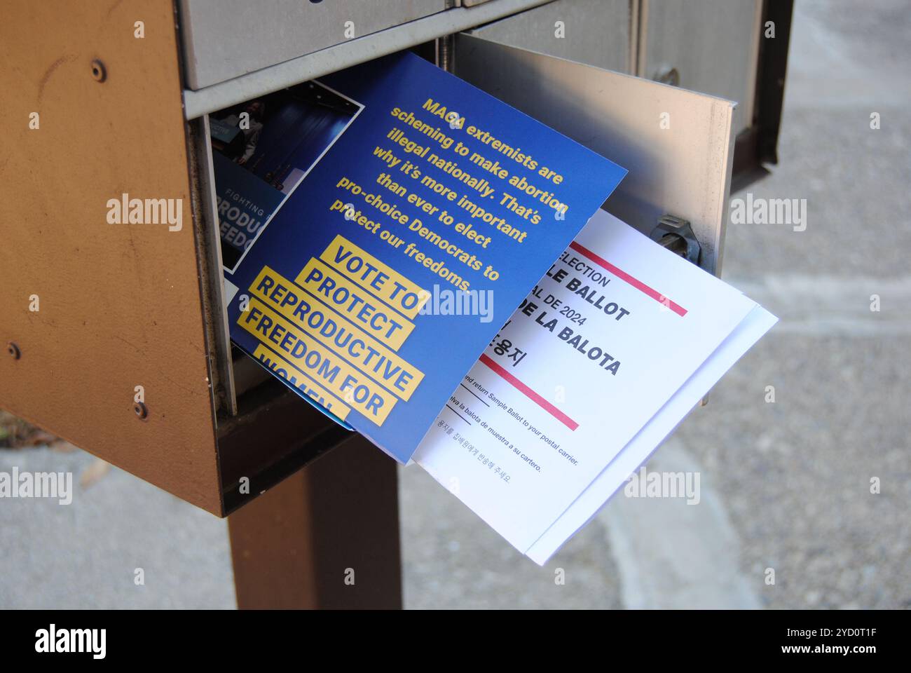 Rutherford, New Jersey, Stati Uniti d'America - 24 ottobre 2024: Casella postale con posta relativa alle elezioni in vista delle elezioni generali degli Stati Uniti del 2024. Foto Stock