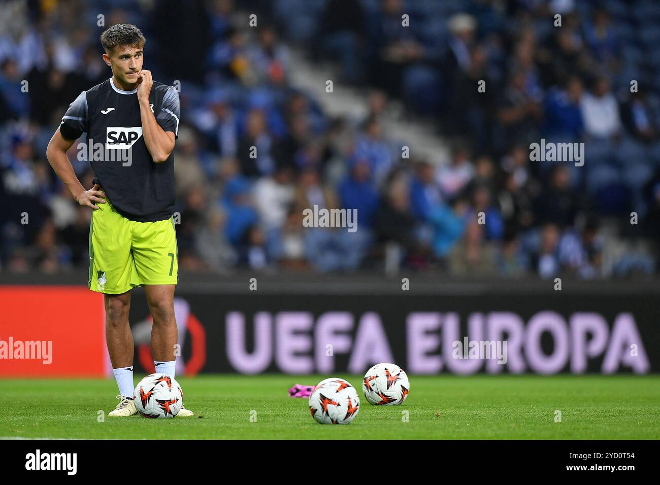 24 ottobre 2024: Dragon Stadium, Porto, Portogallo: UEFA Europa League Football, FC Porto contro Hoffenheim; Tom Bischof di Hoffenheim Foto Stock