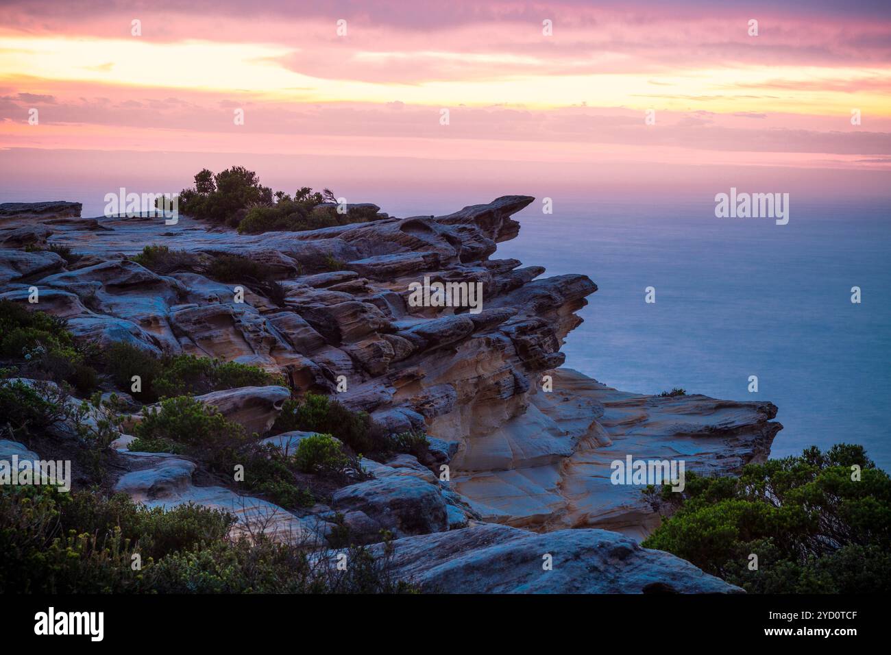 Cieli all'alba dalle scogliere del Royal National Park Foto Stock