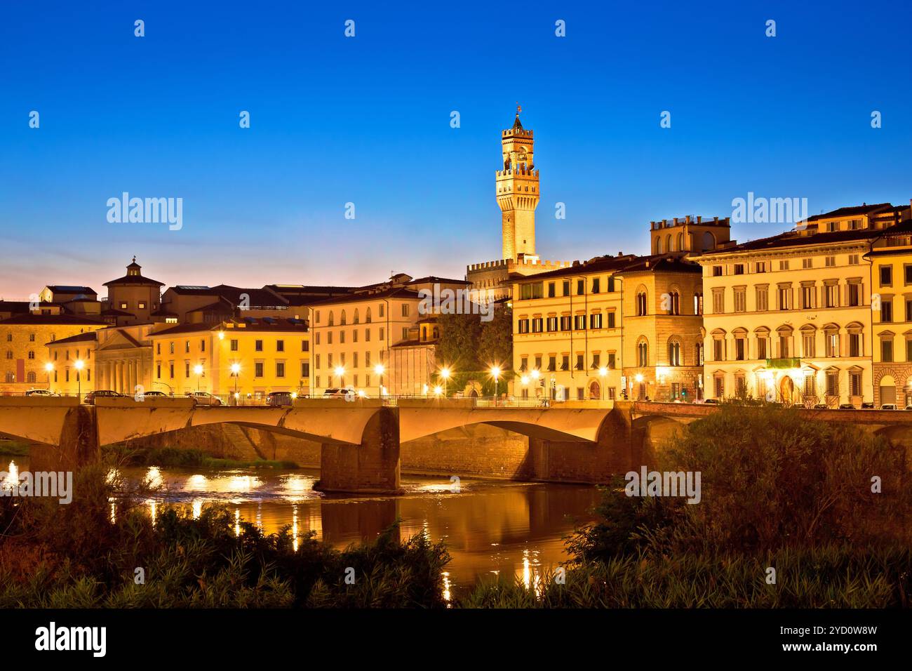 Vista serale sul fiume Arno e sui monumenti di Firenze Foto Stock