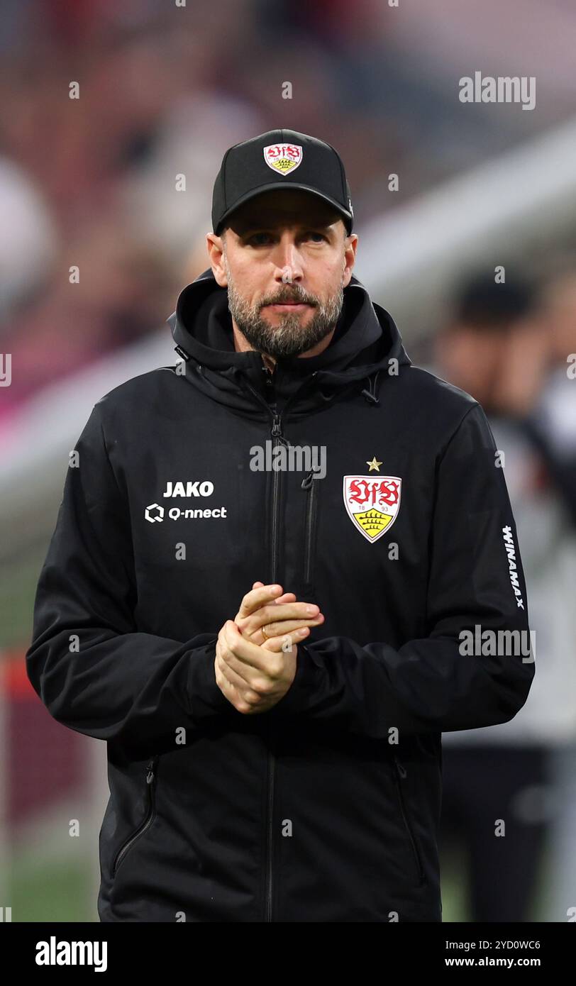 MONACO, GERMANIA - 19 OTTOBRE: Allenatore Sebastian Hoeness del VFB Stuttgart prima della partita di Bundesliga tra il Bayern München e il VfB Stuttgart all'Allianz Arena il 19 ottobre 2024 a Monaco, Germania. © diebilderwelt / Alamy Stock Foto Stock