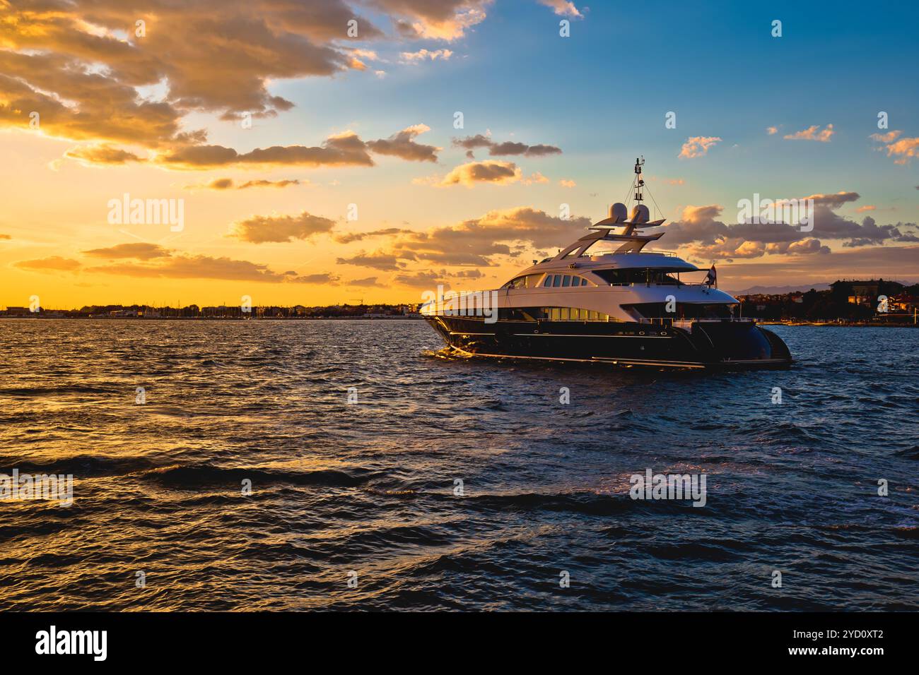 Yachtig con vista del tramonto dorato Foto Stock